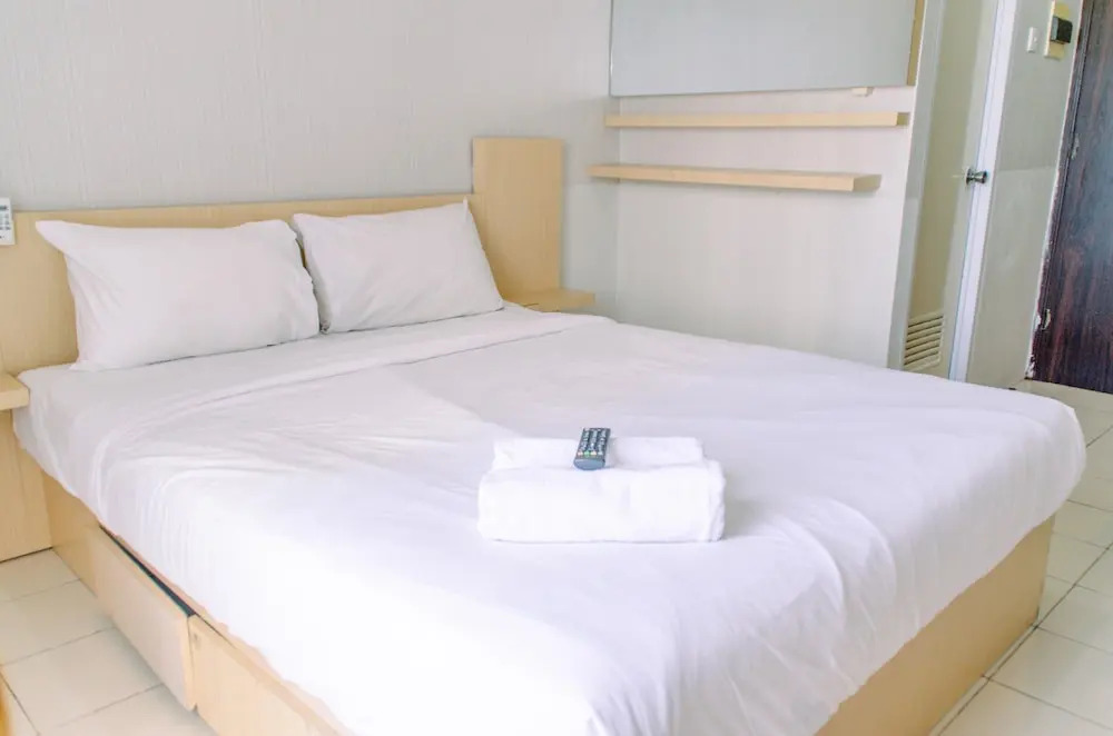 Cozy and Minimalist Studio at Serpong Greenview Apartment By Travelio
