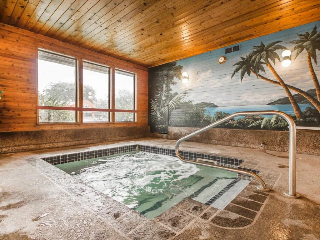 Econo Lodge Inn & Suites