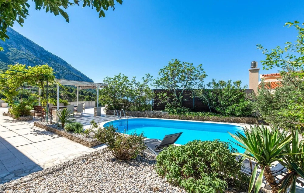 Beautiful Home in Makarska With Wifi and 4 Bedrooms