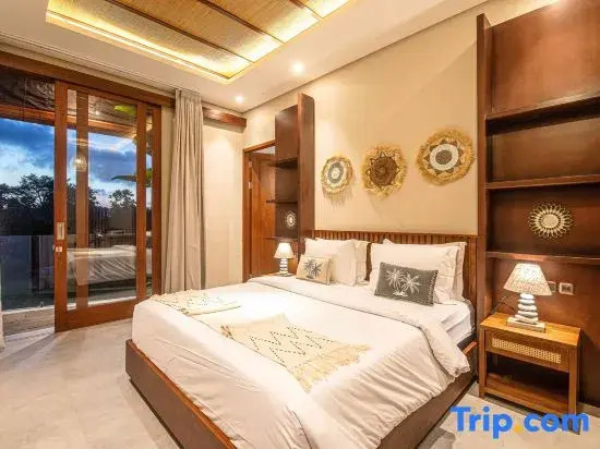 5BR Canggu Retreat Steps to Beach, Ricefield view
