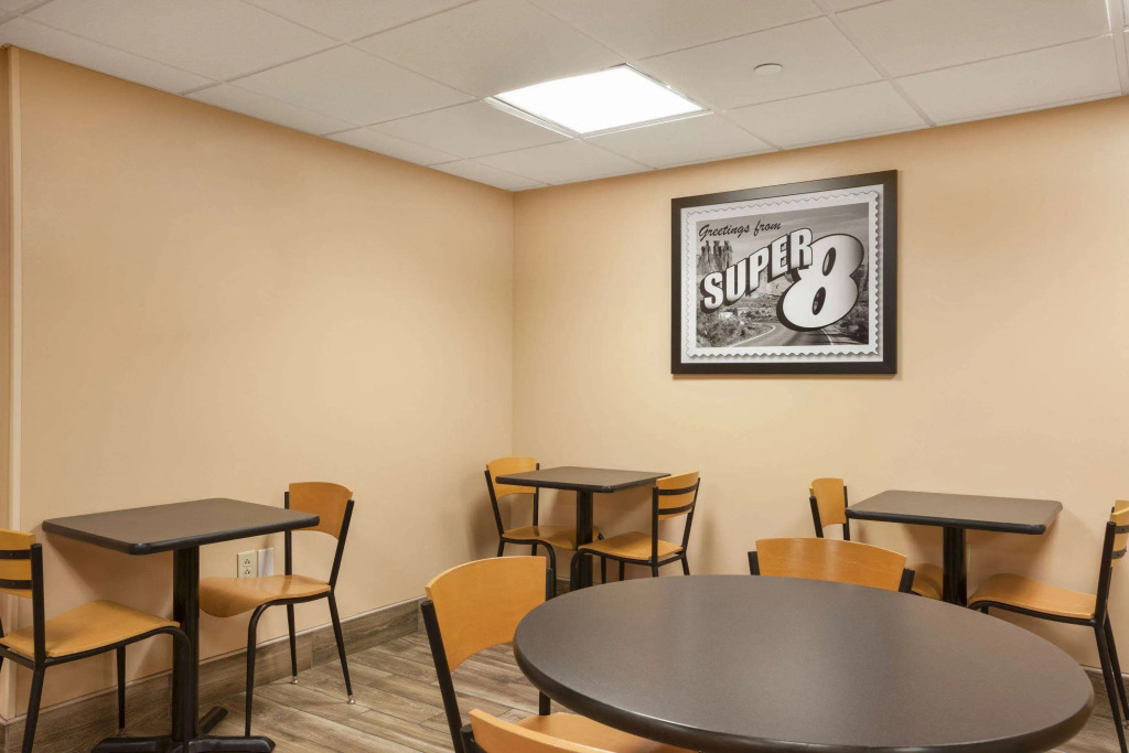 Super 8 by Wyndham Mount Laurel