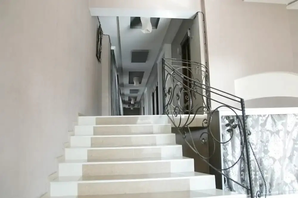 Отель Eleon