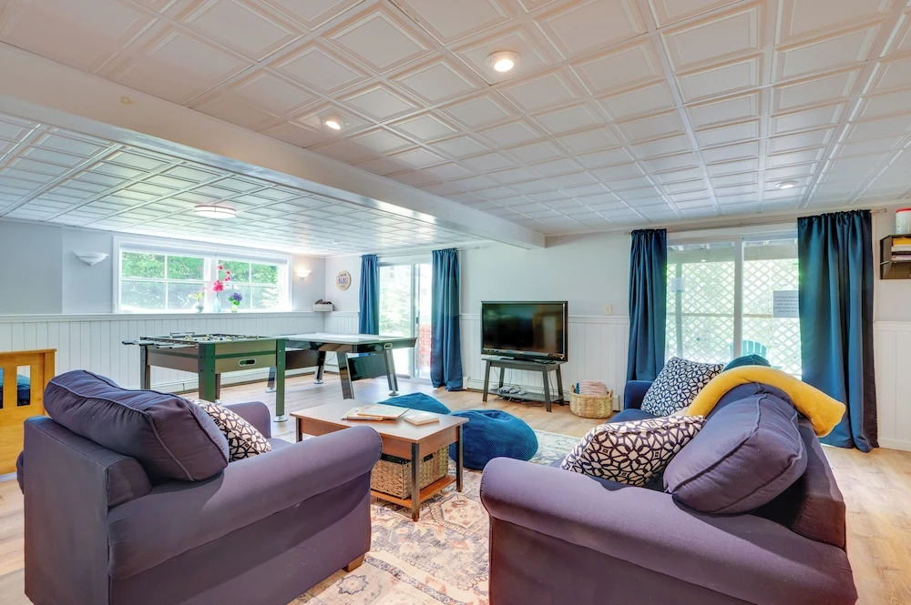 Family Ski Getaway w/ Hot Tub, Near Cranmore!