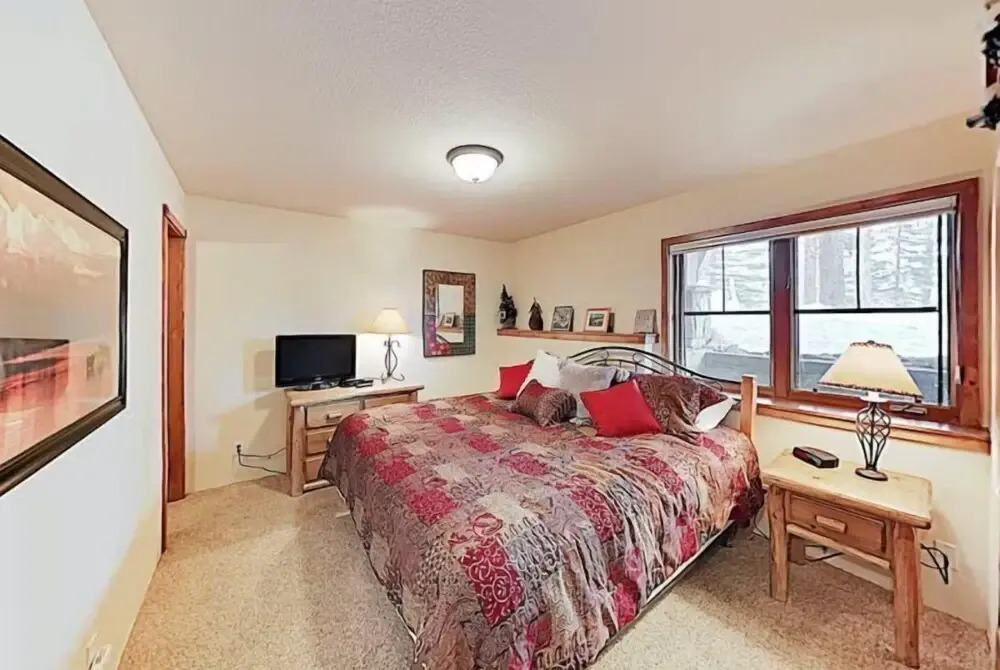 4 O Clock Ski Run Spacious 2 Bedroom Rental - Half Block from Snowflake Lift!