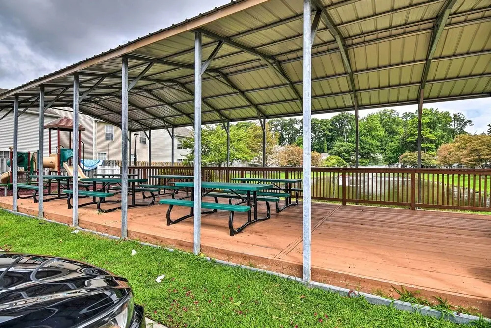 Hampton Home w/ Fireplace + Close to Beaches!