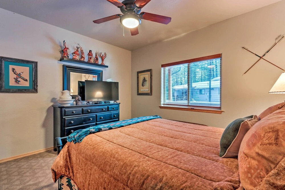 < 3 Mi to Pinetop Country Club: Luxe Cabin w/ Deck