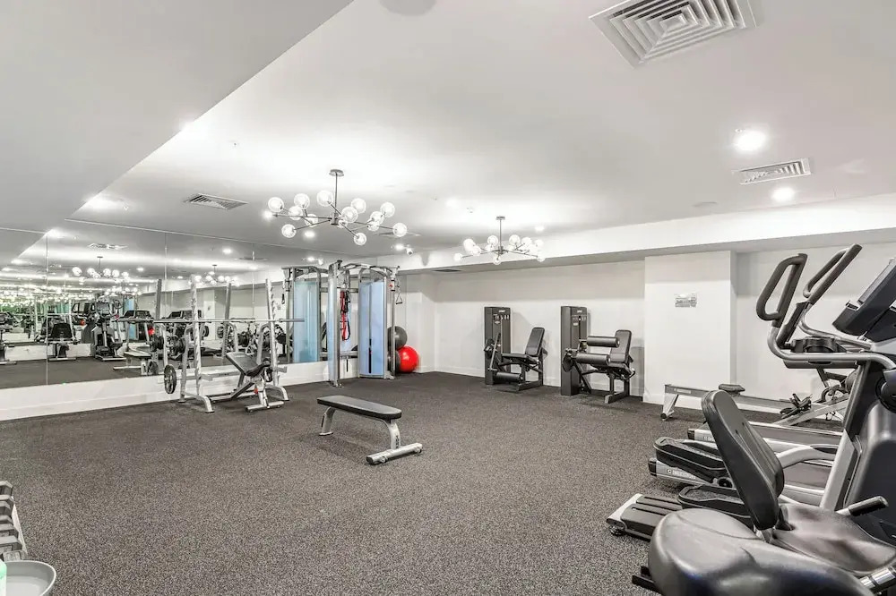 Chic Central Apt with Gym and Pool by Zodiak Stays