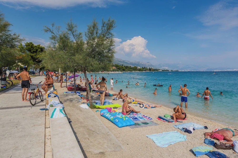 Spacious seafront apartments Karlo