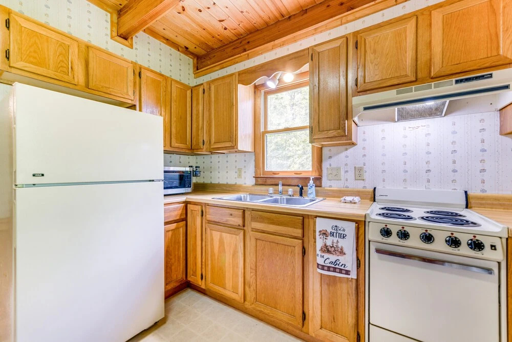 Peaceful Maggie Valley Cabin w/ Mountain Views!