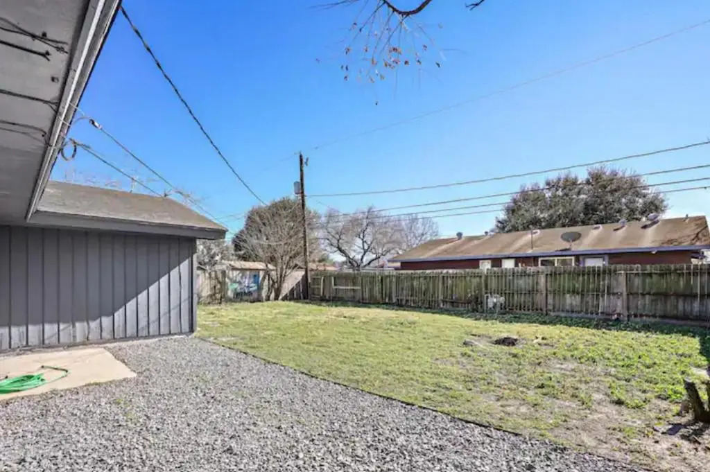 Pet Friendly 3BR 15BA w 65 TVs Nearby Shopping - Birchwood