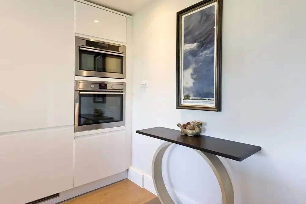 Bright 2-Bed Apartment in Fashionable Chelsea