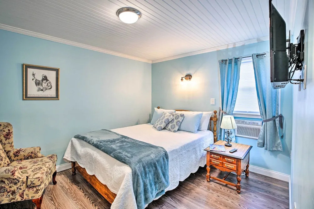 Updated Williamstown Apartment With Kitchen!
