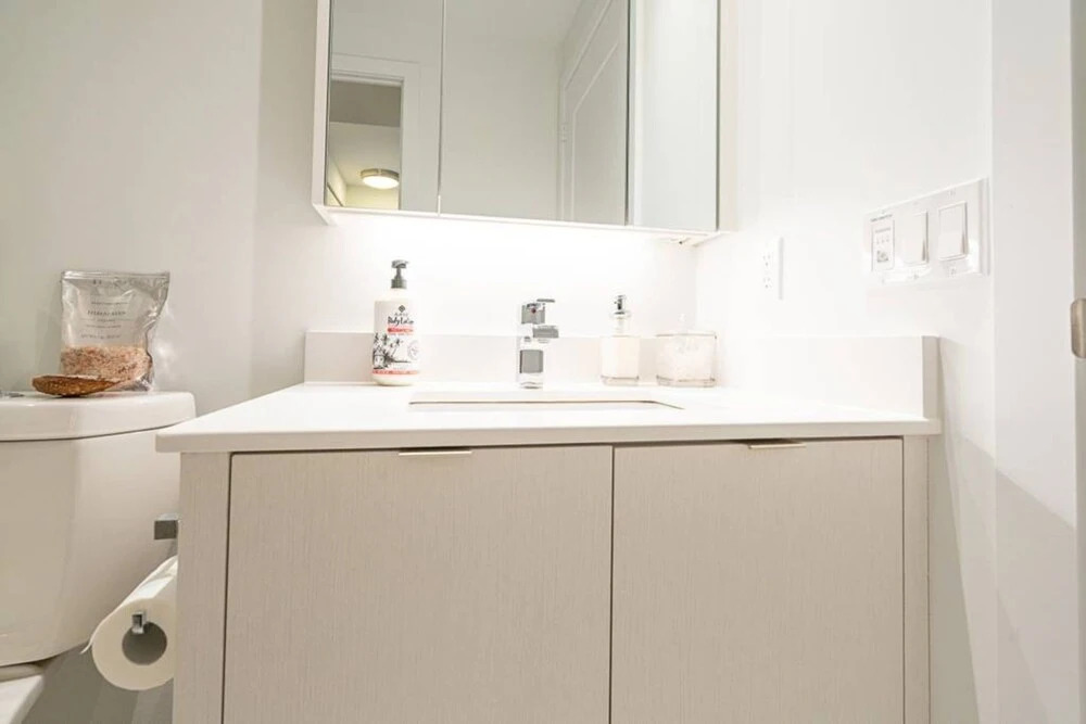 Modern 1 Bedroom Condo With CN Tower Views