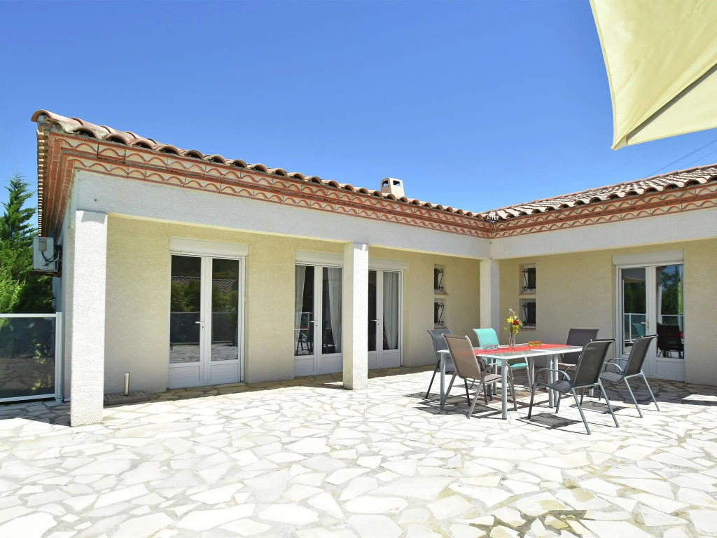 Luxurious villa with private swimming pool, air-conditioning and vast views