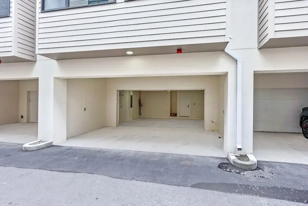 Uptown Luxury On Audubon 4 Bedroom Townhouse by RedAwning
