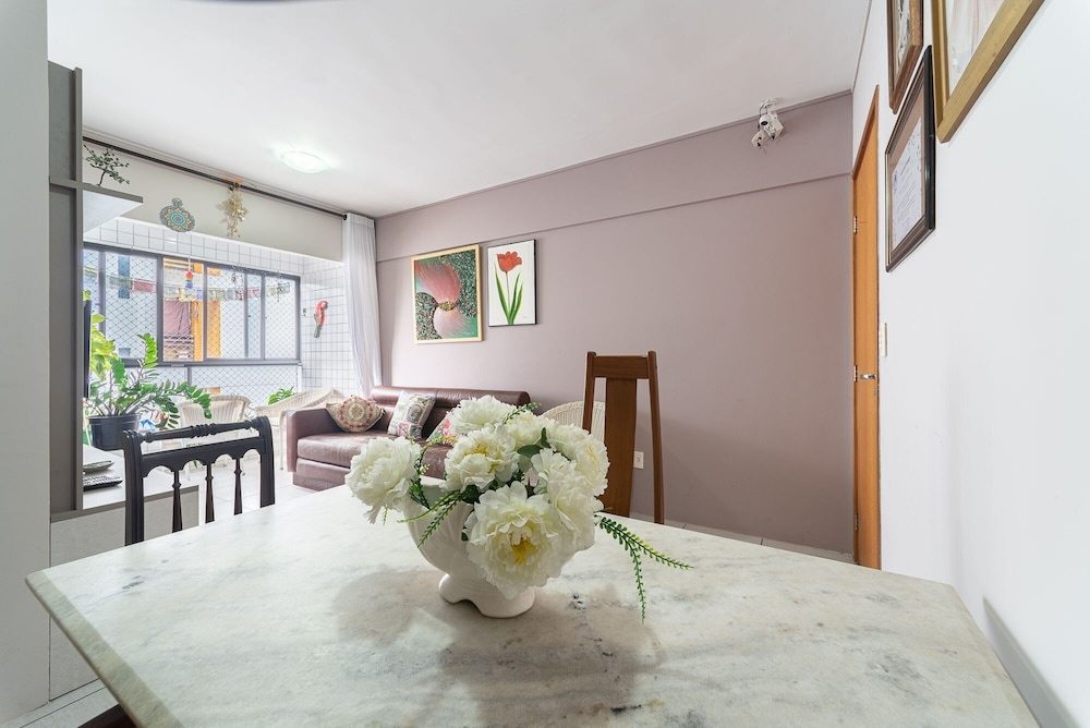 Apt 2 quartos com varanda próximo Praça Casa Forte o bairro mais agradável do Recife ARN901