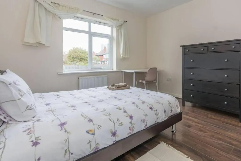 BrumStay UK - 4 Bed House with Garden, Parking and Fibre Broadband with speed upto 250mbps