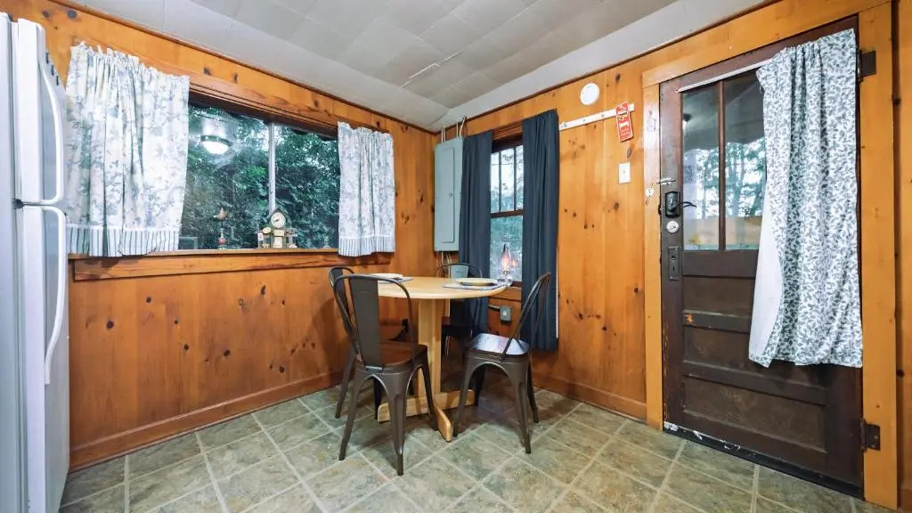 Log Cabin Motor Court
