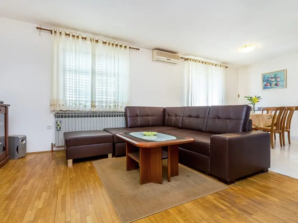 Detached 6 Bedroom House with Private Pool near Ližnjan
