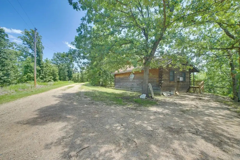 Studio w/ Deck: Near Thorncrown Chapel & Lakes