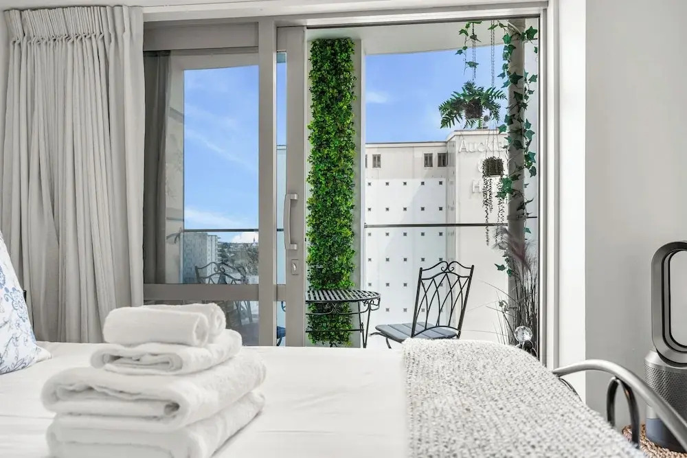 2BR Apt with Parking in Prime Spot Zodiak Stays