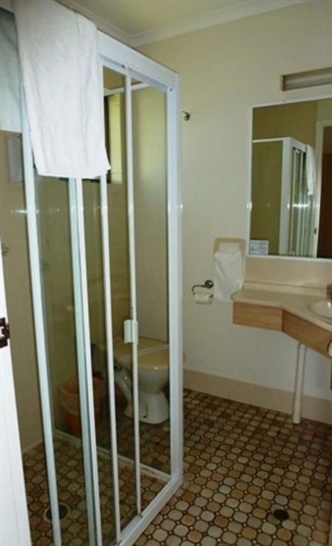 Twin Pines Motel
