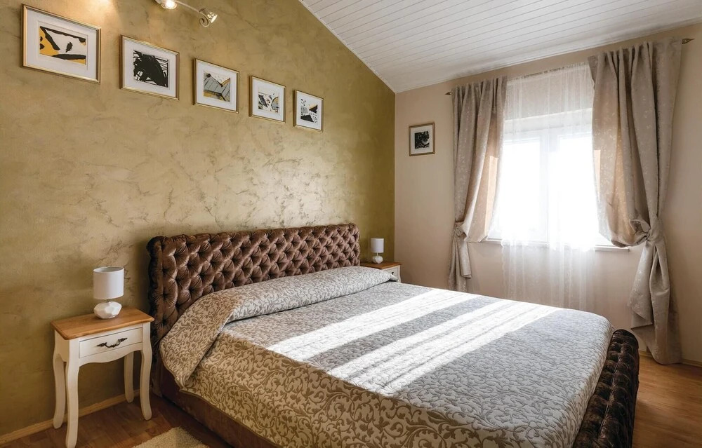 Amazing Home in Ravni with Hot Tub, WiFi & 1 Bedrooms
