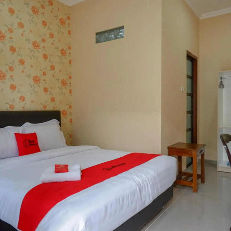 RedDoorz @ Jalan Majapahit Semarang