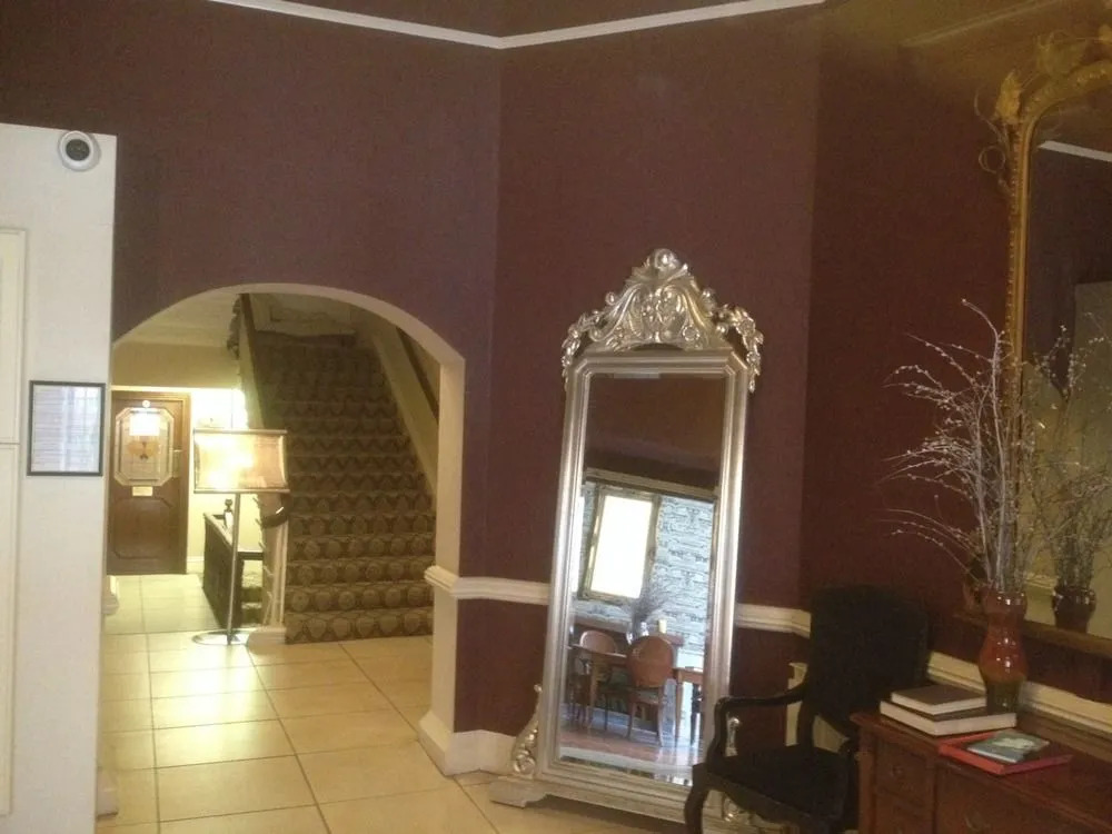 Barrys Hotel
