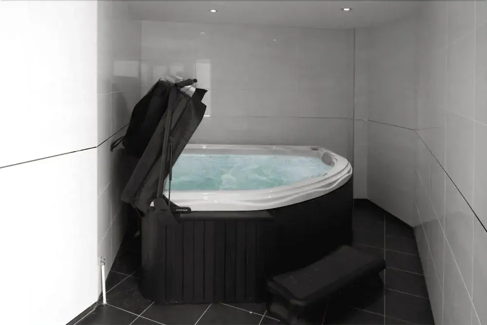 Damon’s Hotel