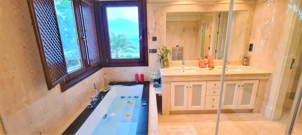 LUXURY APARTMENT FRONTAL BEACH in Doncella Beach