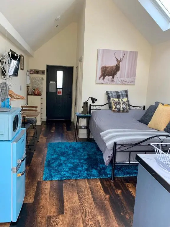 The Snug in Cheltenham, Leckhampton - A Cosy & Unique Space
