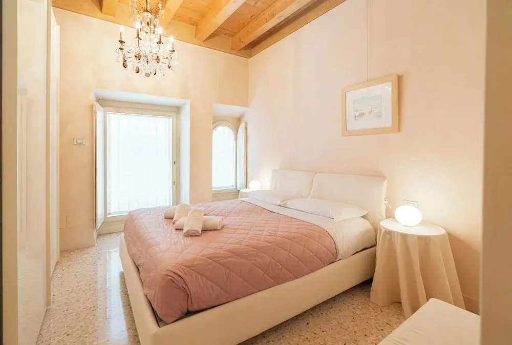 Piazza Erbe Lodge