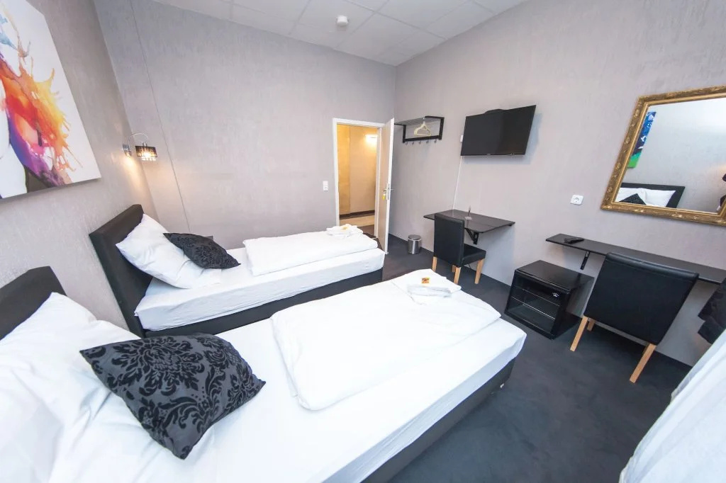 FULL HOUSE Hotel Nürnberg - shared bath & kitchen