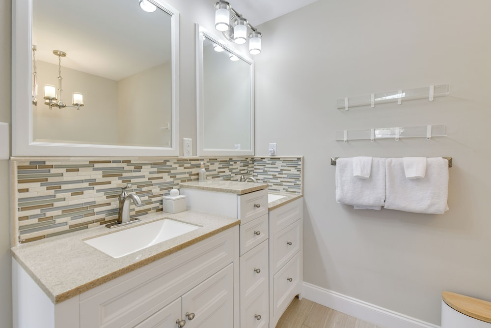 Spacious Fort Walton Beach Home ~ 2 Mi to Beach!