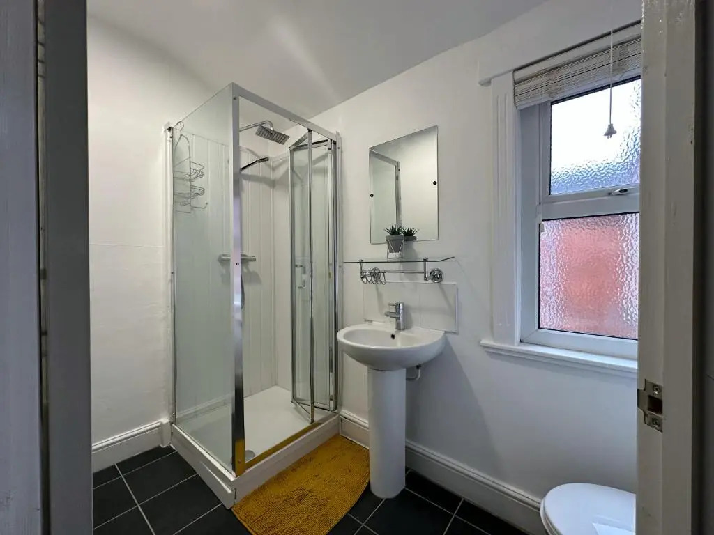 Large House, 4 Netflix Tv's, Sleeps 6, fast WIFI & Garden, Nearby parking