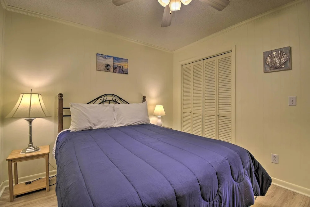 Walk to Ocean: Cozy Condo in North Myrtle Beach!