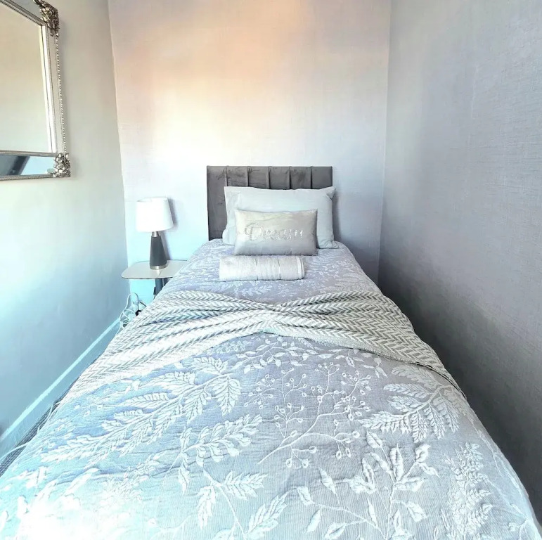 Bright and Cozy Home Near Hampden Park