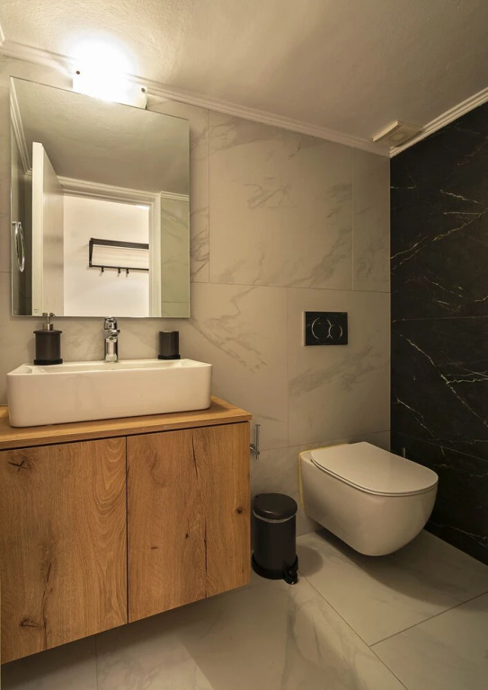 Elegant, spacious & minimalist aptm w/balcony