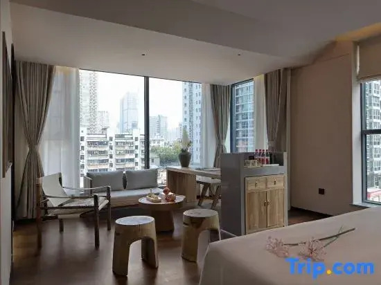 Loushi‑Youming Homestay (Wuyi Square IFS International Finance Centre Branch)