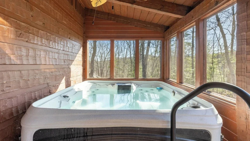 Dudley II by Avantstay Game Room + Enclosed Deck w/ Hot Tub & Views Cozy
