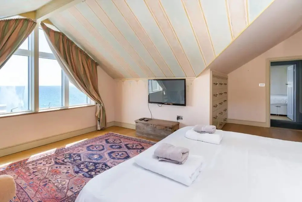 Private Cliff top Retreat by Perranuthnoe Beach