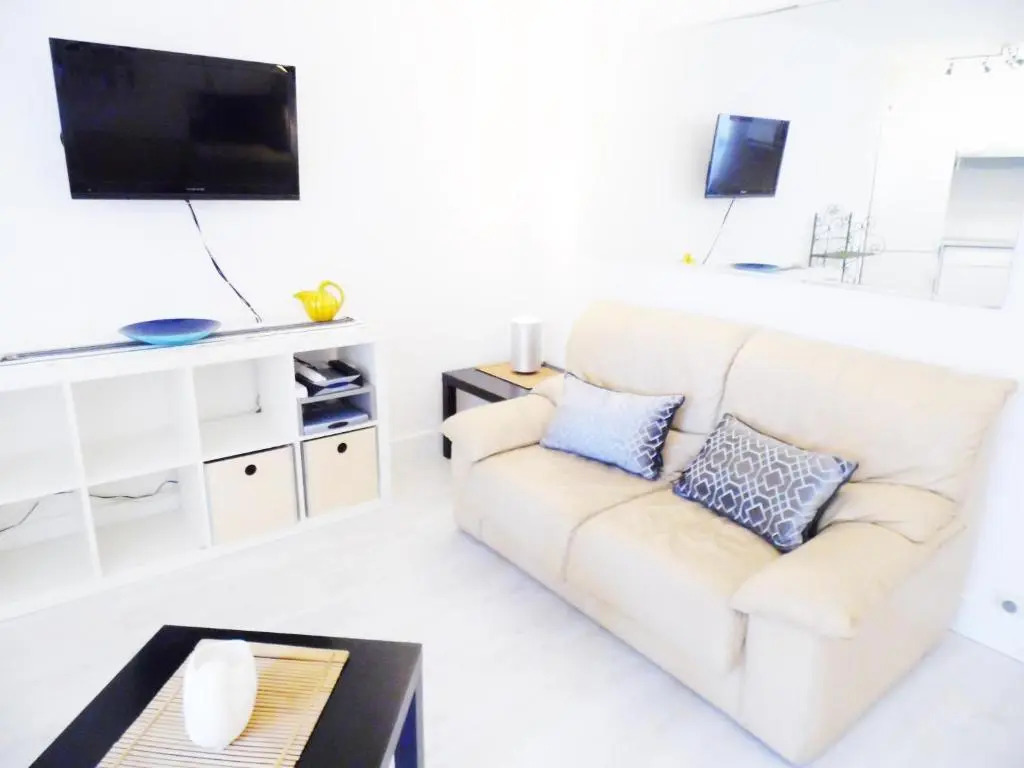 CANNES plage 2mn/45m2/vue mer/inernet/clim/parking privé