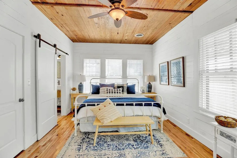 Luxury Home Near Main With Hot tub