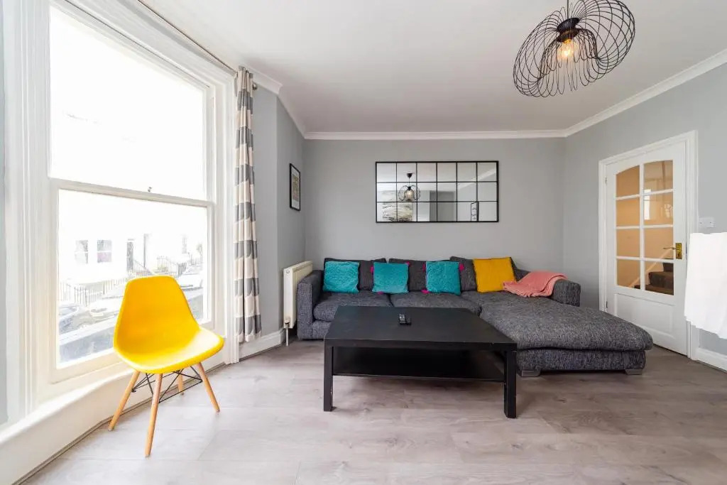 Cosy three bedroom flat next brighton seafront SLEEP 8
