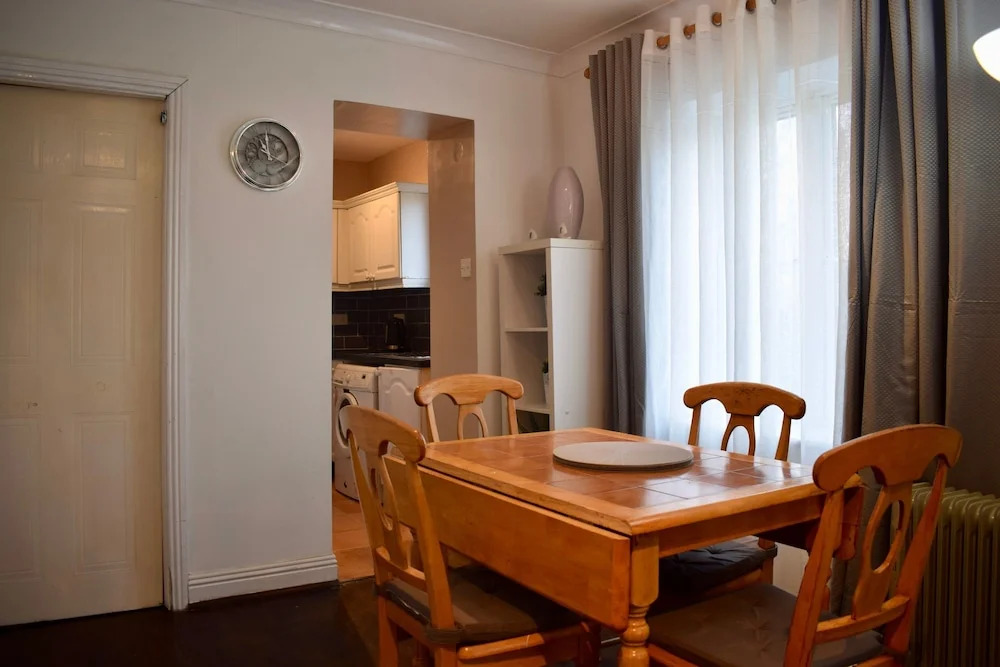 3 Bedroom Flat With Parking In Inchicore