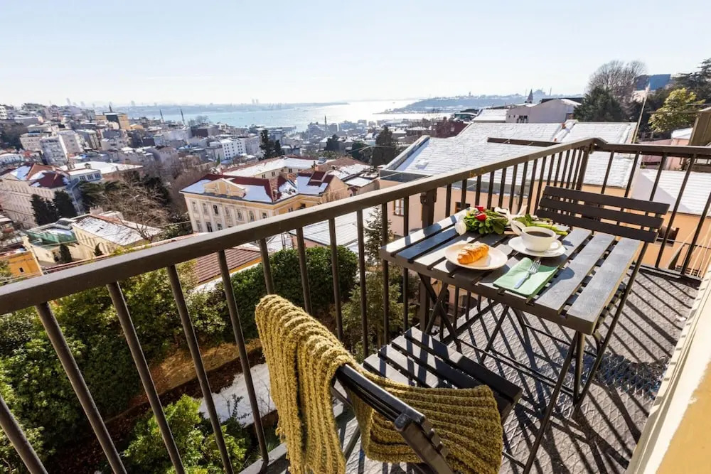 Flat With Balcony and Bosphorus View in Beyoglu