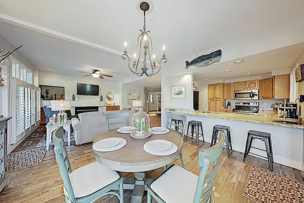 Polished Huntington Villa w/ Pool & Hot Tubs villa