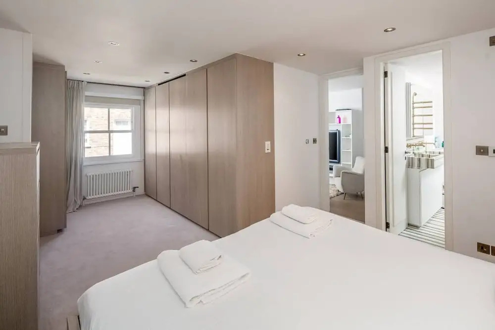 Airy and Bright 4 bed house near Hyde Park