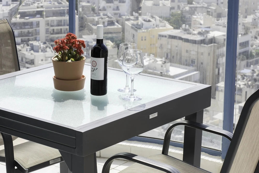 Luxurious 2BR w/ Panoramic Sea View by Sea N' Rent